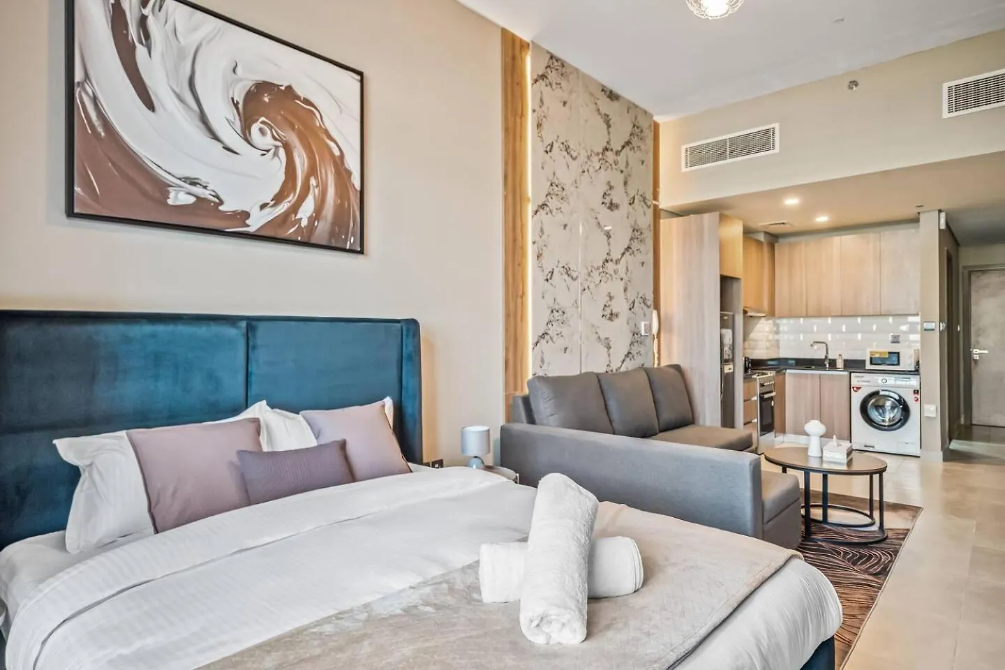 Family Friendly - Center Location Apartment Dubai